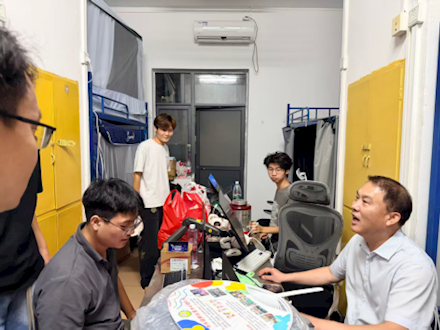 学校领导深入我院学生宿舍开展开学前走访慰问